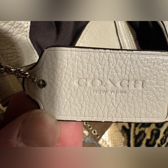 100% Authentic Coach white leather purse.  Very good condition.  Smells like new - Picture 3 of 13